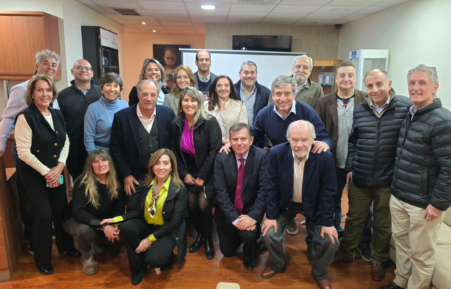 Este lunes 26 de mayo se realizó la Primera reunión de Consejeros de Unidos por Chile.
Agradecemos el compromiso de cada uno de ellos en este camino que nos une y será nuestro principal  propósito como movimiento ciudadano: ¡Fortalecer la democracia!

Primera reunión Consejeros de Unidos por Chile. Agradecemos el compromiso de cada uno de ellos

#unidosporchileoficial  #chile #unidosporchile #democracia
