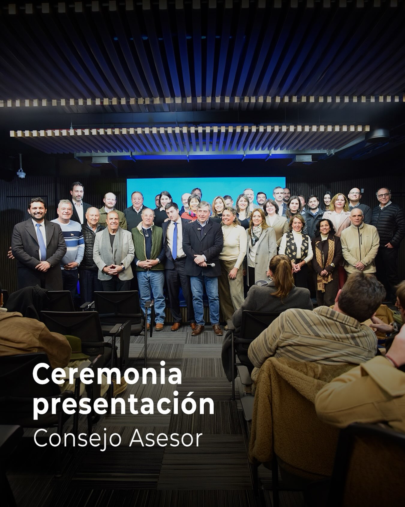 Unidos por Chile da un nuevo paso.

Hoy presentamos oficialmente a nuestro Consejo Asesor, integrado por personas de distintas trayectorias, experiencias y miradas, unidas por una misma convicción: Chile necesita más diálogo, más seguridad, más acuerdos y un compromiso real con el bien común.

Este consejo nace para aportar ideas, experiencia y orientación a una tarea que es de todos: recuperar la confianza, fortalecer la convivencia y construir un país donde las diferencias no nos dividan, sino que nos ayuden a encontrar mejores soluciones.

En tiempos de incertidumbre y polarización, creemos que Chile necesita personas dispuestas a escuchar, colaborar y actuar.

Este no es solo un grupo de trabajo. Es una señal de esperanza, compromiso y responsabilidad con el futuro de nuestro país.

¡Bienvenidos al Consejo Asesor de Unidos por Chile!

Porque cuando Chile se une, Chile Avanza.