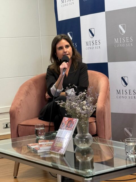 Ayer fue el lanzamiento del libro *La Revolución Estudiantil* de la Periodista y Diplomada en Comunicación Corporativa, María José Olea. Donde aborda, una de sus principales preocupaciones: “La educación como campo de batalla ideológico” 
Realiza una investigación de las causas de la violencia, el adoctrinamiento ideológico y la cultura de la cancelación, presente en colegios y universidades.
Es una lectura imperdible para padres, apoderados y profesores que buscan el bienestar de los niños y adolescentes.
Para Unidos por Chile, es un honor contar con Consejeros como María José, que a través de su trabajo y valentía aportan para hacer de Chile, un mejor país.

#unidosporchile #unidosporchileoficial #chile #revolucionestudiantil